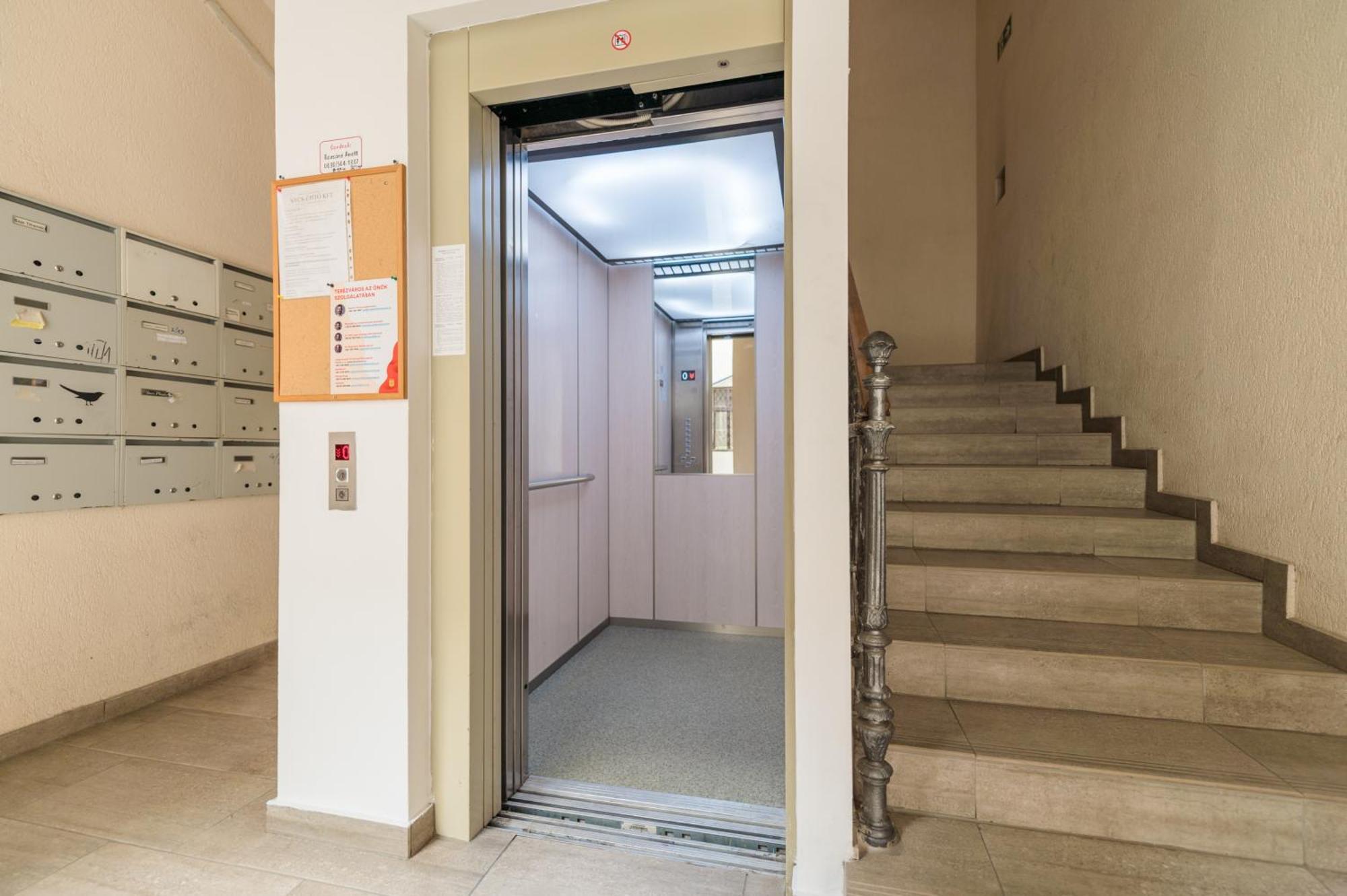 Miami Vice Apartment With Balcony Budapest Exterior photo