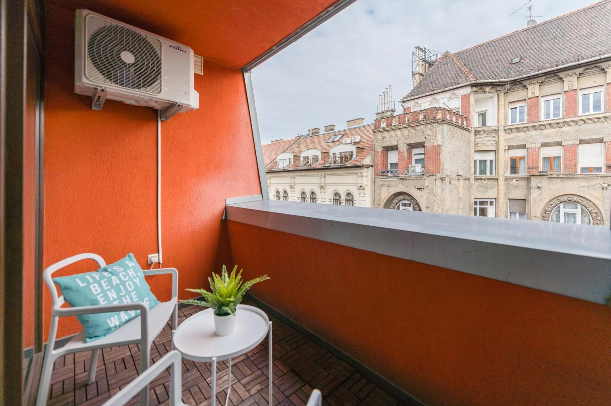 Miami Vice Apartment With Balcony Budapest Exterior photo