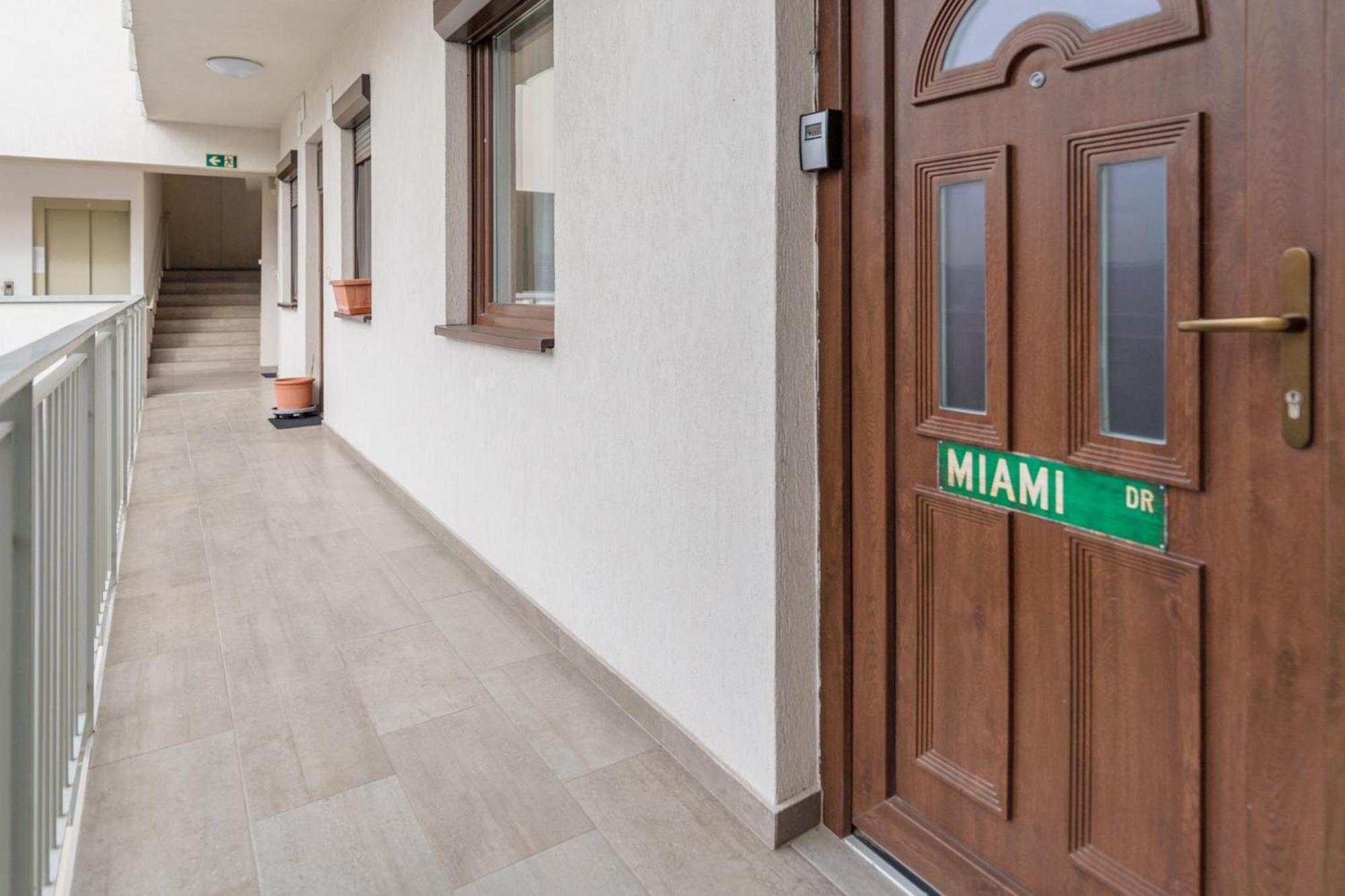 Miami Vice Apartment With Balcony Budapest Exterior photo